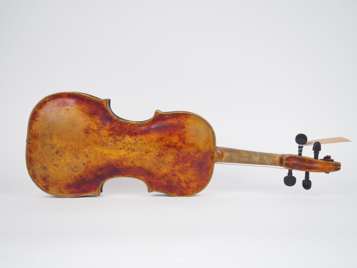 Violon 	portant l'etiquette "Tononi"	 4/4	 (Trous de vers )  Expert : 