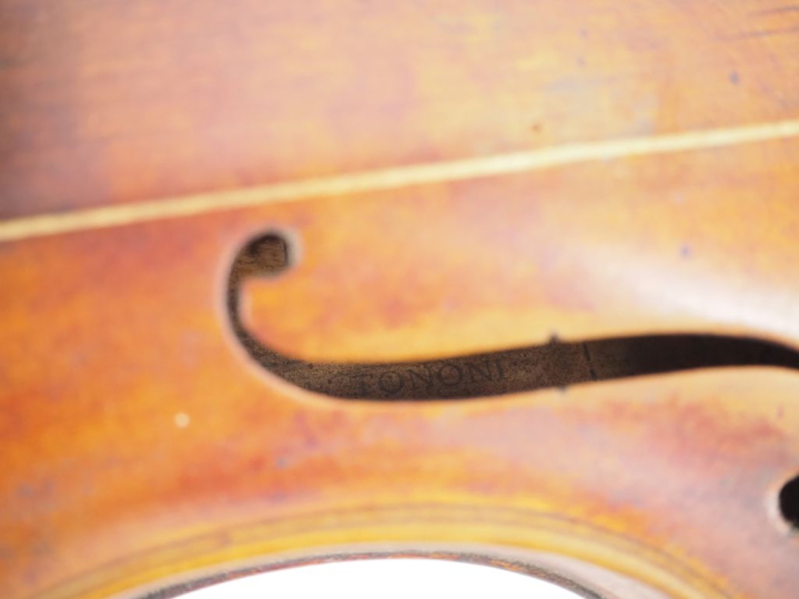 Violon 	portant l'etiquette "Tononi"	 4/4	 (Trous de vers )  Expert : 