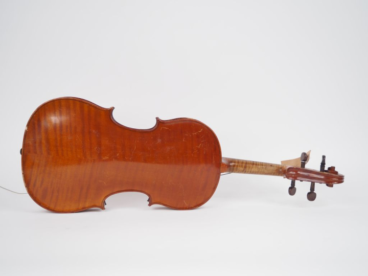 Alto 	fait à Mirecourt vers 1925 portant l'etiquette "FERELLI"	 40,4cm