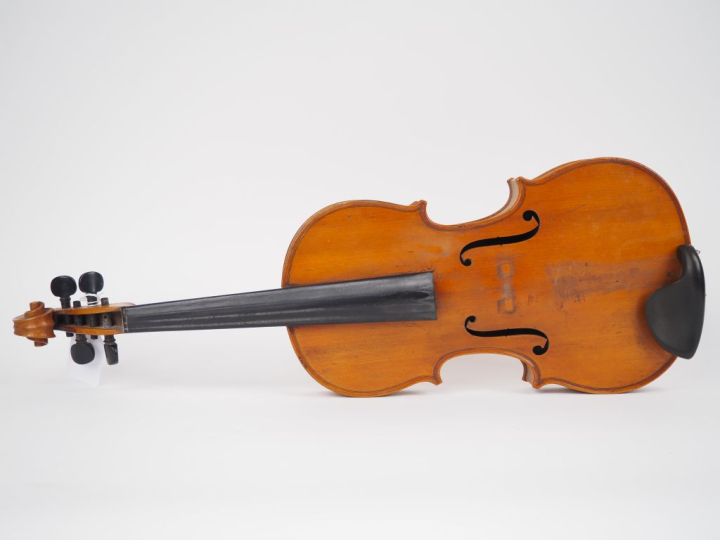 Violon portant la marque au fer "Thouvenel"  	4/4 	(cassure à la tete 