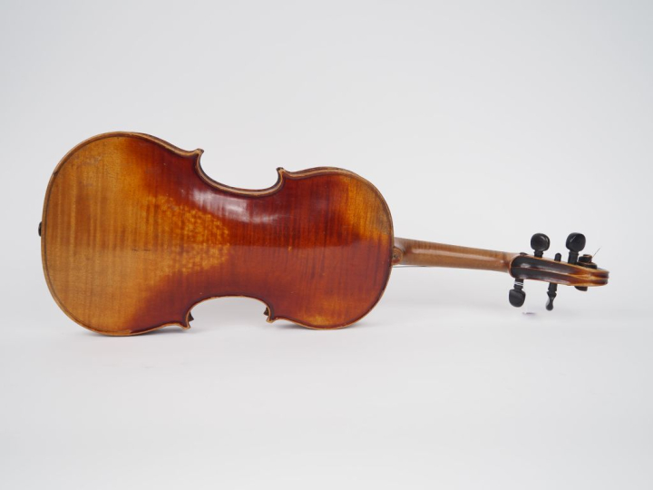 Violon des 	pays de l'est 1880 	4/4 	(cassure de barre)  Expert : Atel