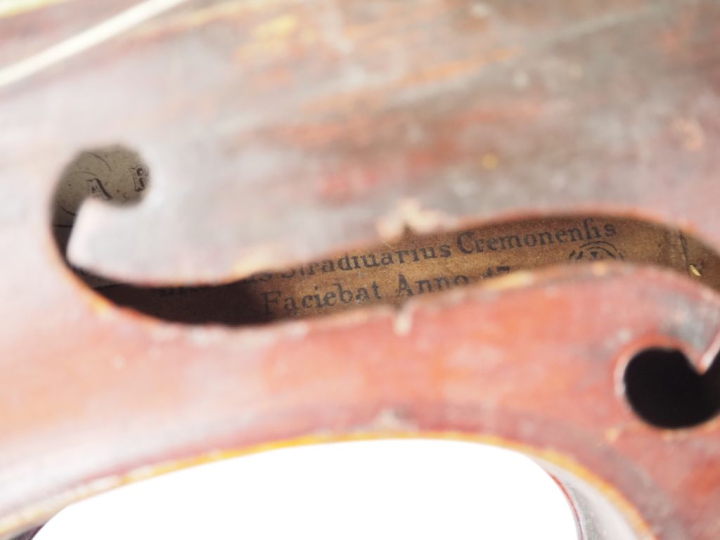 Violon des 	pays de l'est 1880 	4/4 	(cassure de barre)  Expert : Atel
