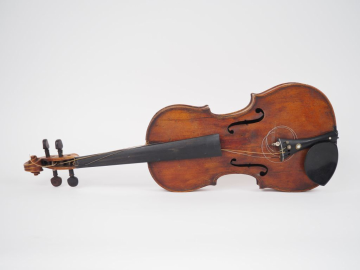 Violon des 	pays de l'est 	4/4 	(mtalon cassé, manche à restaurer)  Ex