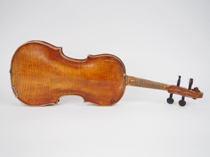 Violon des 	pays de l'est 	4/4 	(mtalon cassé, manche à restaurer)  Ex