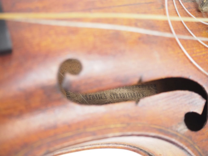 Violon des 	pays de l'est 	4/4 	(mtalon cassé, manche à restaurer)  Ex