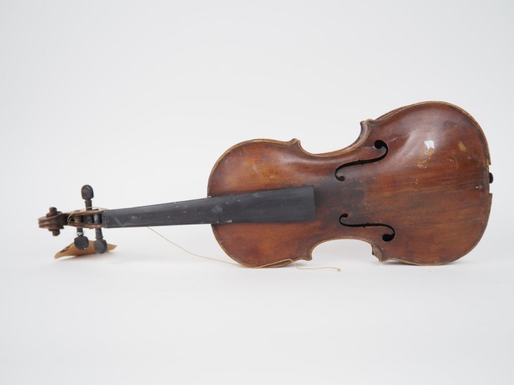 Violon	 portant l'etiquette Bergonzi	 4/4	 (fractures sur la table)  E