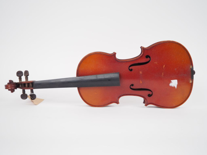 Violon 	fait à Mirecourt vers 1930 	3/4	 (bon état)  Expert : Atelier 
