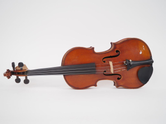 Vente aux enchères Violon	 fait à Mirecourt vers 1900 	3/4	 (mauvais état)  Expert : Atel