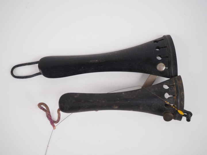 Violon 	fait à Mirecourt portant l'etiquette "l'adulte"	 3/4 (Trous de