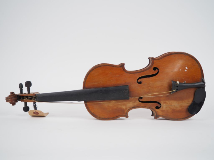 Violon	 français d'étude 	1/2 	(fracture de barre sur la table ) Exper