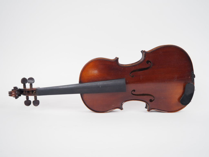 Violon	 français semi-industriel	 4/4 	(table et dos moulés) Expert : 