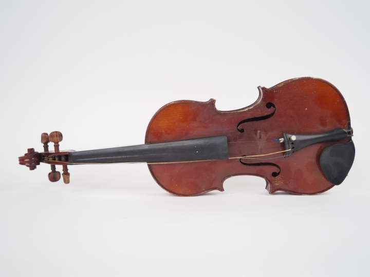 Violon	 fait à Mirecourt 	3/4 	(cassure d'âme dans le dos)  Expert : A