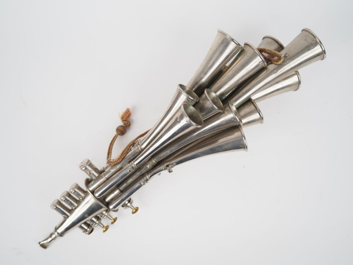 Martinophone à 4 pistons et 13 tons. H.  58 cm