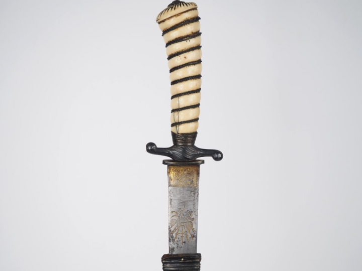 Couteau de vénerie.  Poignée en ivoire à filigrane d’argent. Croisière