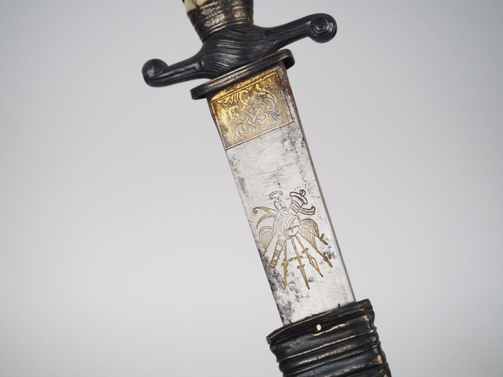 Couteau de vénerie.  Poignée en ivoire à filigrane d’argent. Croisière