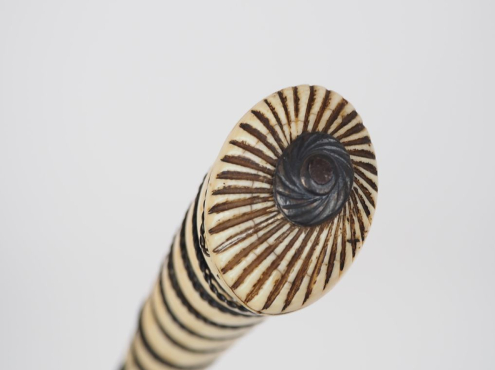 Couteau de vénerie.  Poignée en ivoire à filigrane d’argent. Croisière