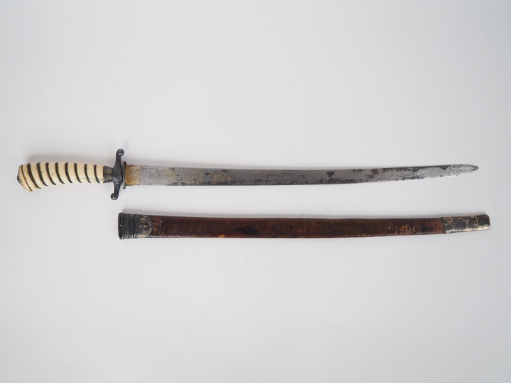 Couteau de vénerie.  Poignée en ivoire à filigrane d’argent. Croisière