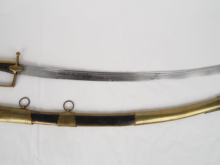 Sabre d’officier de cavalerie légère.  Poignée recouverte de cuir avec