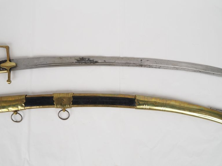 Sabre d’officier de cavalerie légère.  Poignée recouverte de cuir avec