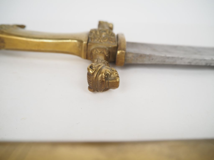 Fort glaive de sapeur.  Poignée en bronze, à pans, à tête de coq hurla