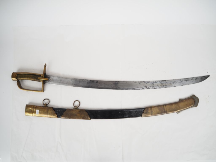 Sabre de hussard.  Poignée à double filigrane de laiton. Monture en la