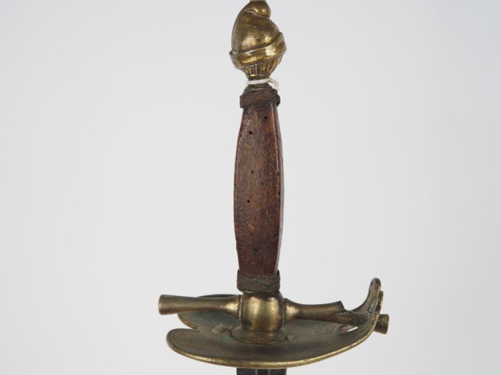 Épée d’uniforme.  Monture en laiton, pommeau au casque empanaché. Manq