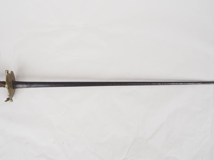 Épée d’uniforme.  Monture en laiton, pommeau au casque empanaché. Manq