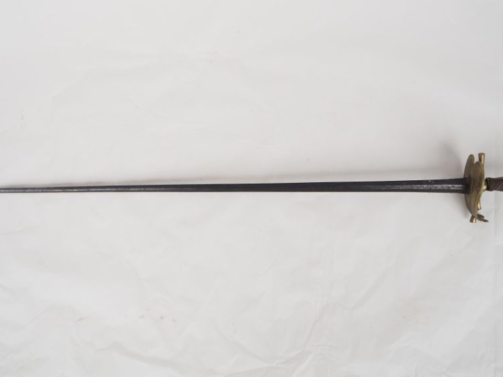 Épée d’uniforme.  Monture en laiton, pommeau au casque empanaché. Manq