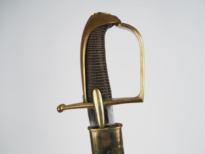 Sabre de hussard modèle dit de l’An IV.  Poignée recouverte de cuir, a