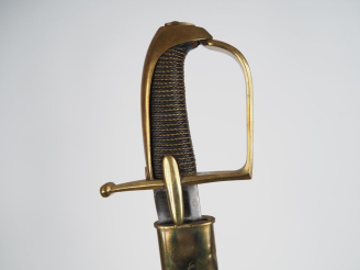 Vente aux enchères Sabre de hussard modèle dit de l’An IV.  Poignée recouverte de cuir, a