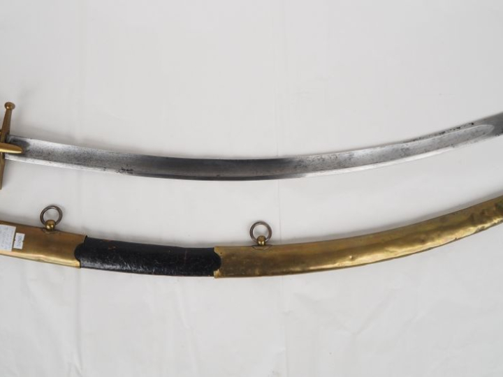 Sabre de hussard modèle dit de l’An IV.  Poignée recouverte de cuir, a