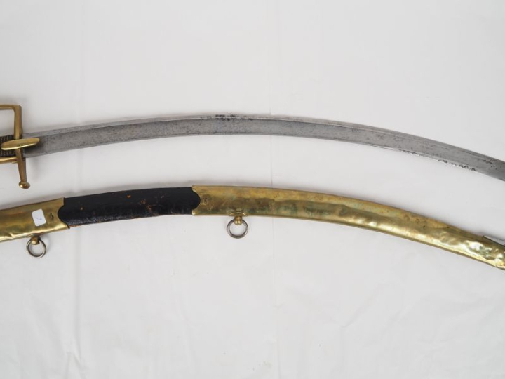 Sabre de hussard modèle dit de l’An IV.  Poignée recouverte de cuir, a
