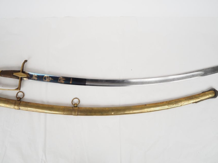 Sabre d’officier de cavalerie légère.  Poignée filigranée de laiton. M