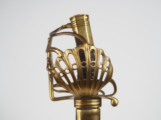 Vente aux enchères Sabre de cavalerie lourde à garde de bataille.  Poignée recouverte de 