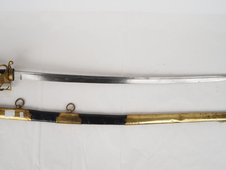 Sabre de cavalerie lourde à garde de bataille.  Poignée recouverte de 