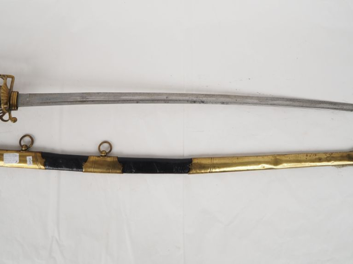 Sabre de cavalerie lourde à garde de bataille.  Poignée recouverte de 