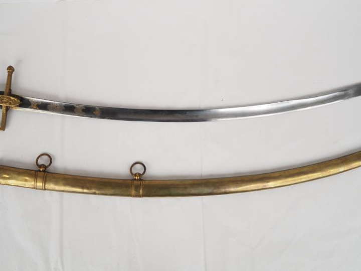 Sabre d’officier supérieur de cavalerie  Poignée en ébène quadrillé. M