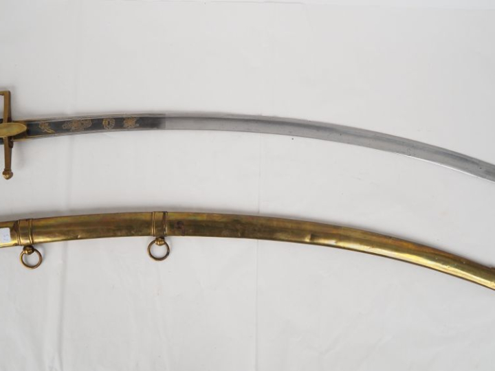 Sabre d’officier supérieur de cavalerie  Poignée en ébène quadrillé. M