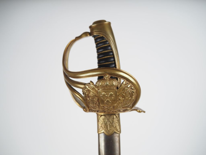 Sabre de garde du corps du Roi, 2e modèle.  Poignée recouverte de cuir