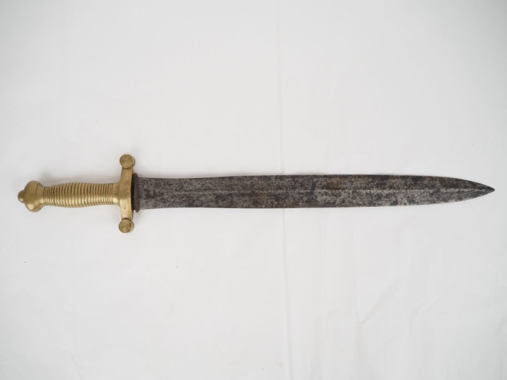 Glaive modèle 1831.  Poignée en bronze poinçonné. Lame à arête médiane