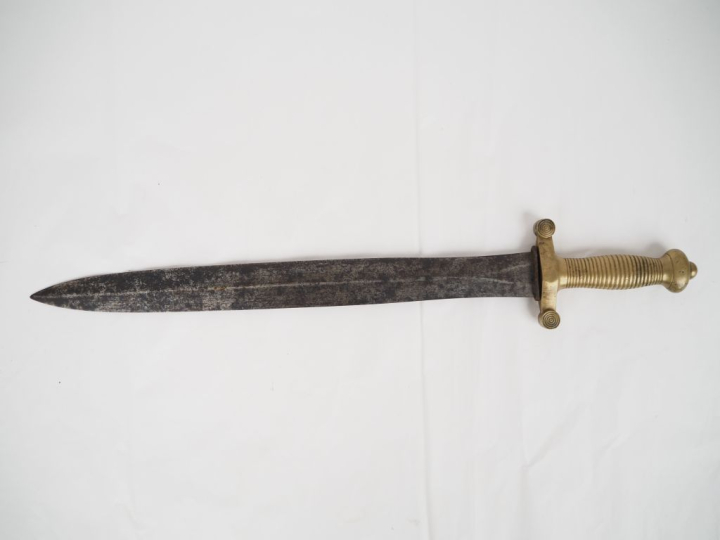 Glaive modèle 1831.  Poignée en bronze poinçonné. Lame à arête médiane