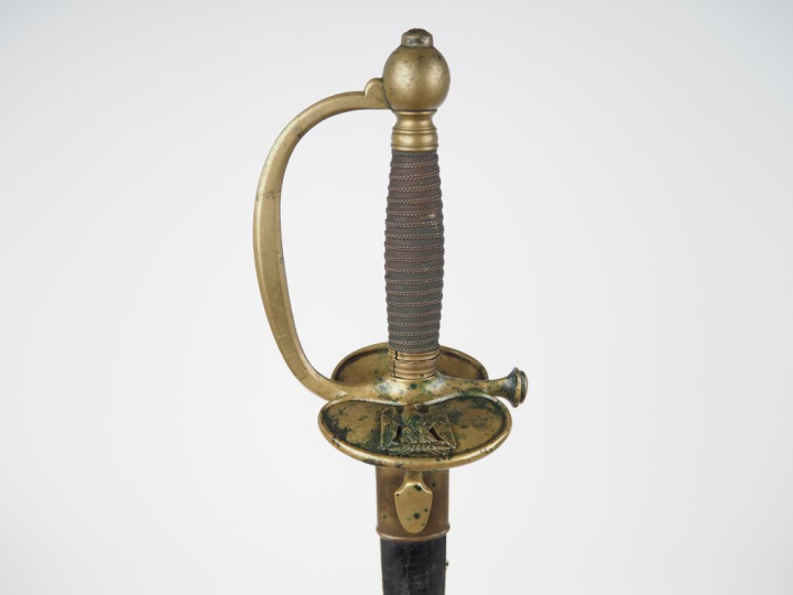 Épée de sous-officier. Fusée filigranée de laiton. Monture en laiton, 
