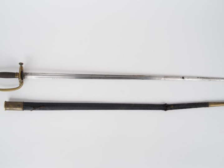 Épée de sous-officier. Fusée filigranée de laiton. Monture en laiton, 