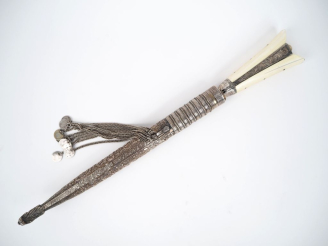 Vente aux enchères Poignard grec de type Yatagan.  Poignée à plaquettes d’ivoire à trois 