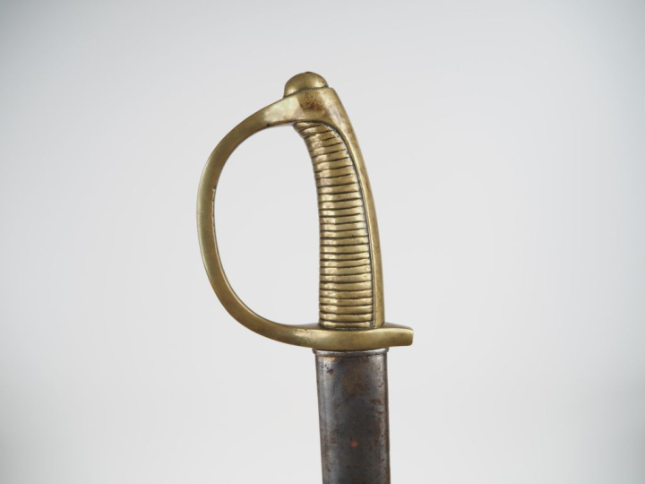 Étonnant sabre briquet modifié type 1855.  Monture en bronze, garde à 