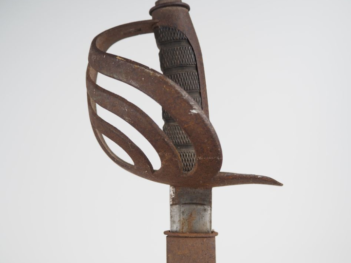 Sabre d’officier de cavalerie italien modèle 1864.  Poignée en bois en