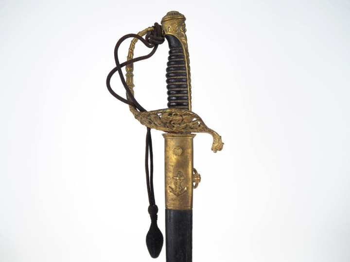 Sabre d’officier de marine.  Poignée en corne. Monture en laiton doré,