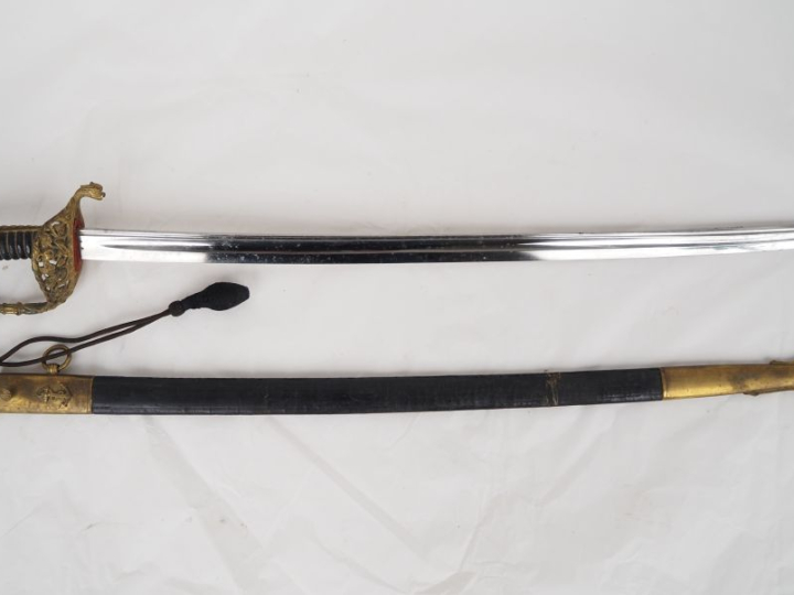 Sabre d’officier de marine.  Poignée en corne. Monture en laiton doré,