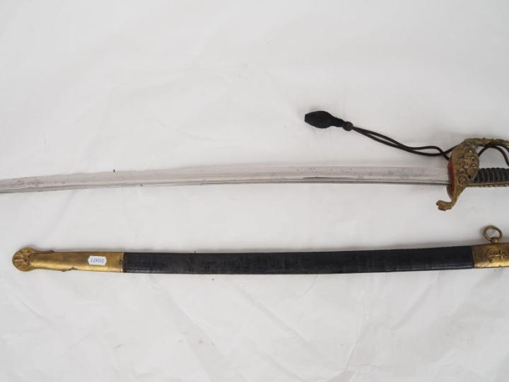 Sabre d’officier de marine.  Poignée en corne. Monture en laiton doré,