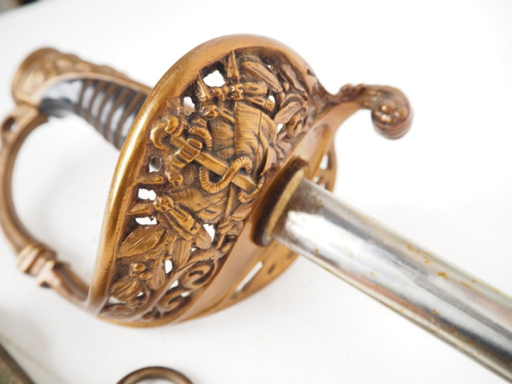 Sabre d’officier d’infanterie coloniale.  Poignée en corne avec filigr